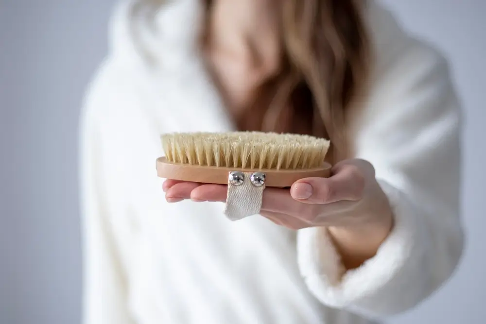 Dry brushing sau periere uscată